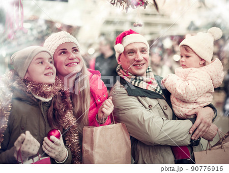 Parents and daughters at Christmas fair 90776916