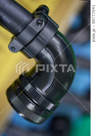 機械に接続するため加工中の電線 機械に接続するため加工中の電線 90777041