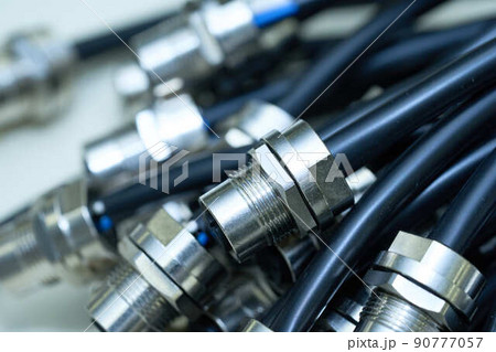 機械に接続するため加工中の電線 90777057