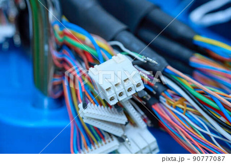 機械に接続するため加工中の電線 90777087
