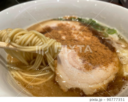 魚介豚骨ラーメン チャーシュー・細麺の一杯 90777351