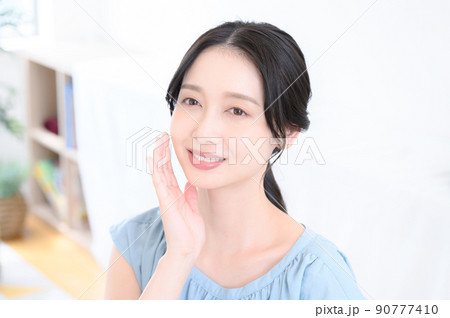 お肌を気にする女性 お肌を気にする女性 90777410