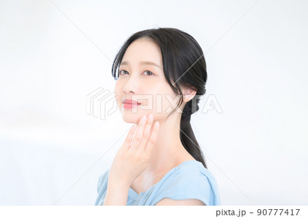 お肌を気にする女性　 90777417