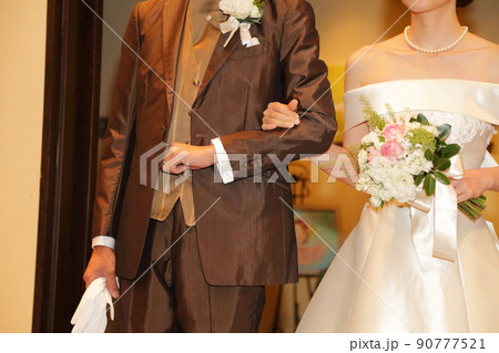 結婚式の幸せな新郎新婦 結婚式の幸せな新郎新婦 90777521