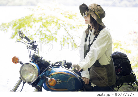 バイク女子イメージ 森とバイクと若い女性 バイク女子イメージ 森とバイクと若い女性 90777577