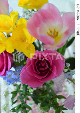 かわいいお花　柔らかい色の花 90778174