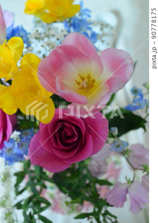 かわいいお花　柔らかい色の花 90778175
