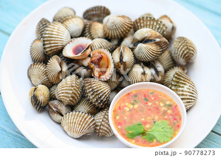 Cockles on white plate with seafood sauce on table background , Fresh raw shellfish blood cockle ocean gourmet seafood in the restaurant 90778273
