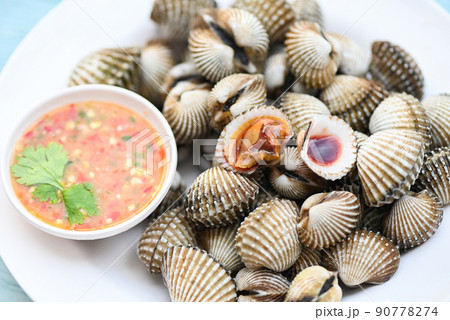 Cockles on white plate with seafood sauce on table background , Fresh raw shellfish blood cockle ocean gourmet seafood in the restaurant 90778274