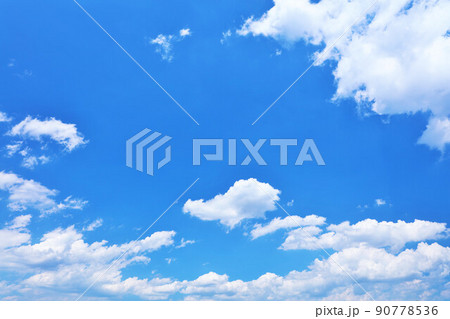 夏の青空と白い雲 夏の青空と白い雲 90778536
