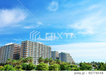 夏の青空と街のマンション 90778548