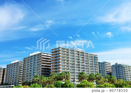 夏の青空と街のマンション 90778550