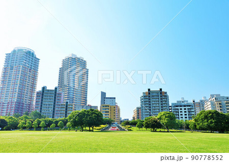 千葉県　幕張海浜公園からのマンション風景 90778552