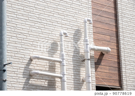 住宅の排水パイプと通気パイプ 90778619