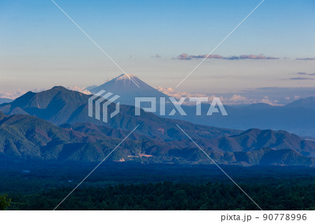 （山梨県）清里の美し森から富士山遠望　夕景 90778996
