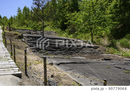 洞爺 西山山麓火口（断層化した道） 90779068