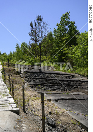 洞爺 西山山麓火口（断層化した道） 90779069