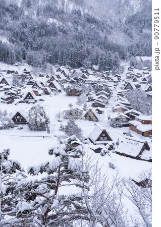 《岐阜県》積雪の白川郷・冬の合掌造り集落 《岐阜県》積雪の白川郷・冬の合掌造り集落 90779511