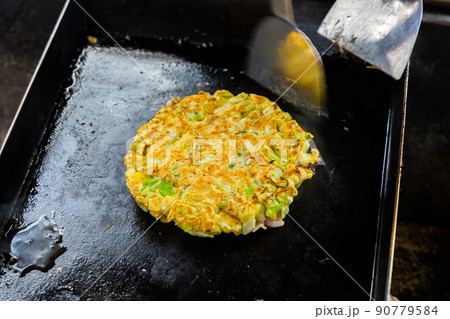 キャンプでお好み焼き Japanese Traditional Pizza Okonomiyaki キャンプでお好み焼き Japanese Traditional Pizza Okonomiyaki 90779584