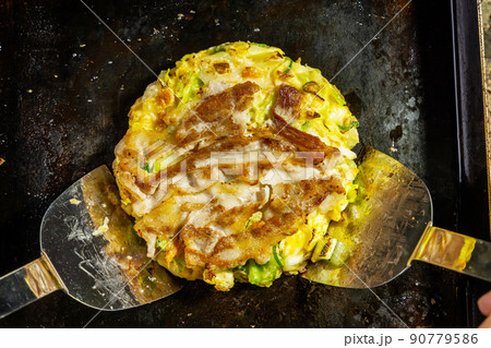 キャンプでお好み焼き Japanese Traditional Pizza Okonomiyaki 90779586