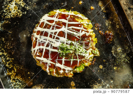キャンプでお好み焼き Japanese Traditional Pizza Okonomiyaki 90779587
