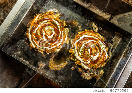 キャンプでお好み焼き Japanese Traditional Pizza Okonomiyaki キャンプでお好み焼き Japanese Traditional Pizza Okonomiyaki 90779595