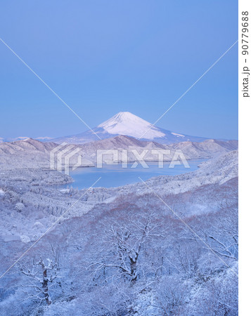 箱根_富士山と芦ノ湖の絶景雪景色 90779688