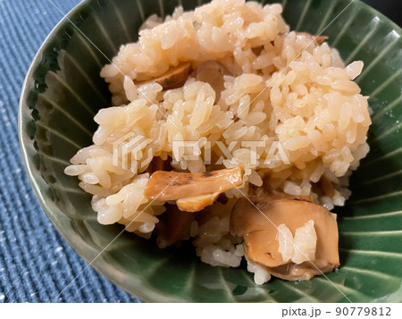 松茸の炊き込みご飯 秋の味覚高級キノコ 松茸の炊き込みご飯 秋の味覚高級キノコ 90779812
