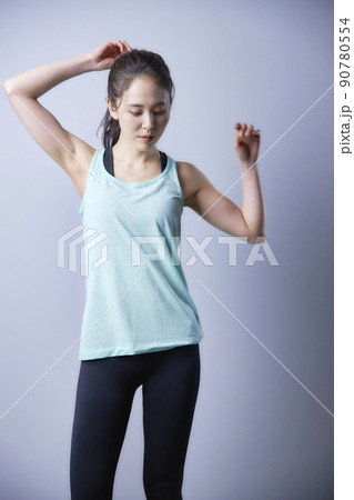 スポーツウエアの若い女性 スポーツウエアの若い女性 90780554