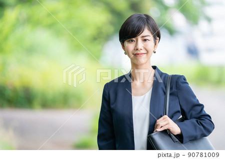 スーツの女性　ビジネスウーマン 90781009