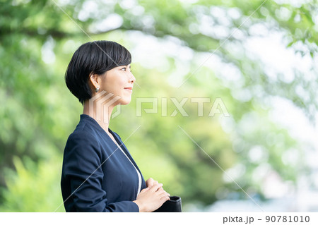 スーツの女性　ビジネスウーマン 90781010