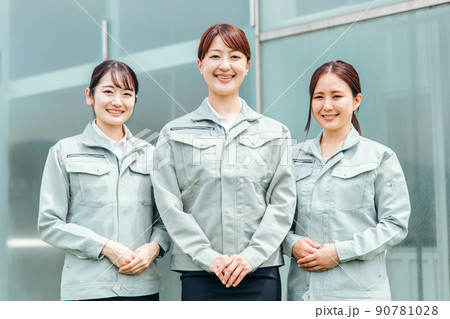 作業服を着た日本人女性（建設・事務） 90781028