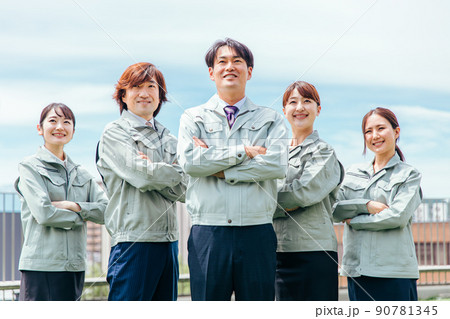 作業着をきた笑顔のビジネスマン・ビジネスウーマン(5人・腕組み) 作業着をきた笑顔のビジネスマン・ビジネスウーマン(5人・腕組み) 90781345