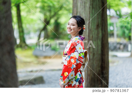 着物を着て京都観光をする若い女性 90781367