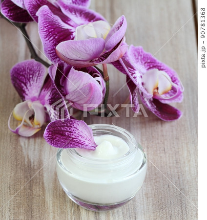 Facial cream and orchid 90781368
