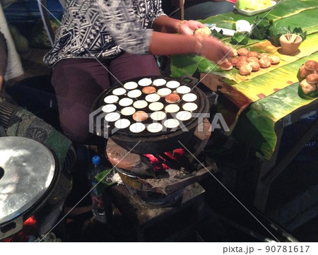 ラオスの屋台で売られているたこ焼き風食べ物 ラオスの屋台で売られているたこ焼き風食べ物 90781617