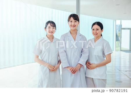 クリニックで働く女性医師と看護師 クリニックで働く女性医師と看護師 90782191