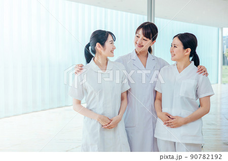 クリニックで働く女性医師と看護師 クリニックで働く女性医師と看護師 90782192