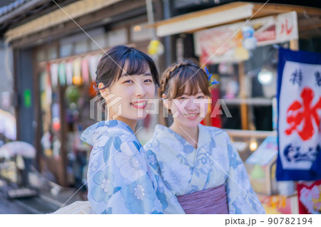 かき氷のお店前に並ぶ若い女性 かき氷のお店前に並ぶ若い女性 90782194