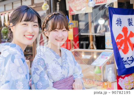 かき氷のお店前に並ぶ若い女性 90782195