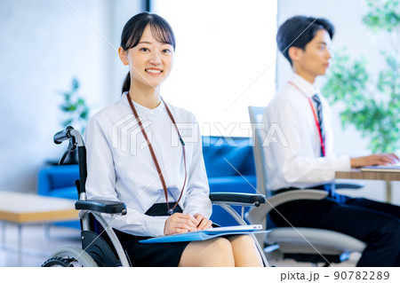 車椅子に座る若い女性 車椅子に座る若い女性 90782289