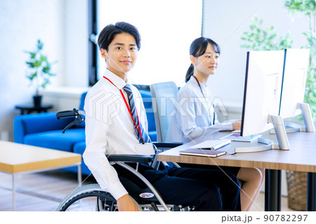 障害を持っている車椅子に乗る若い男性 障害を持っている車椅子に乗る若い男性 90782297