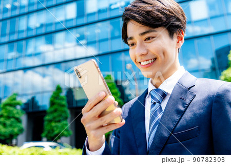 スマホを操作するビジネスマン スマホを操作するビジネスマン 90782303