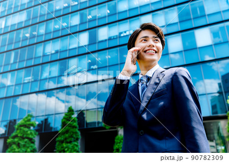 外で電話をする男性 90782309