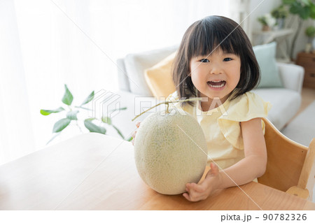 メロンを持つ子供（育児・子育て・夏・食育） 90782326