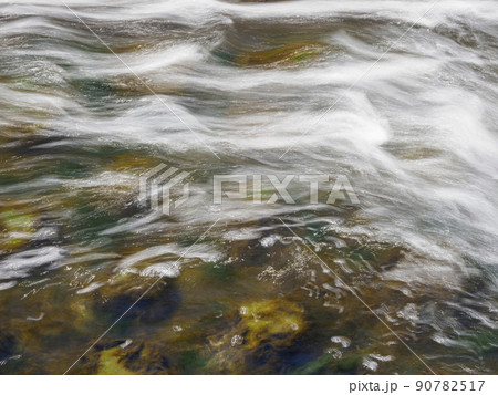 川面の泡・水流・背景素材 川面の泡・水流・背景素材 90782517