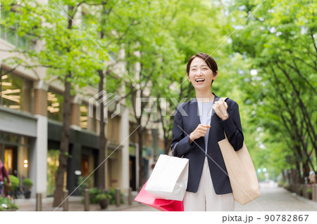買い物をする女性 街並み 買い物をする女性 街並み 90782867
