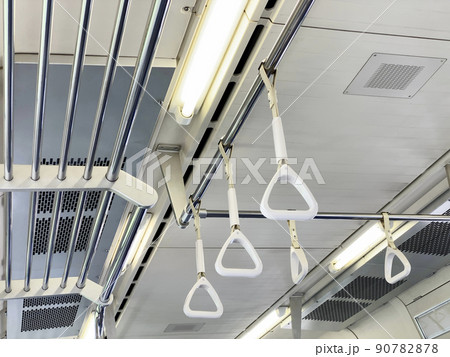 電車のつり革と荷物棚の写真素材 [90782878] - PIXTA