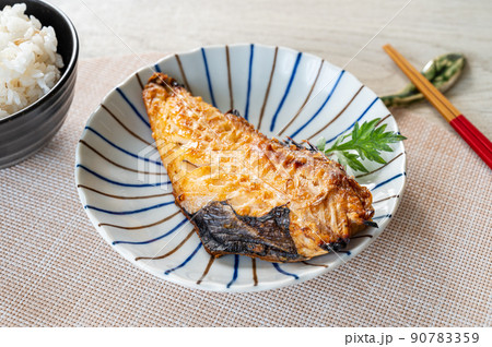 焼魚の赤魚ともち麦ご飯 焼魚の赤魚ともち麦ご飯 90783359