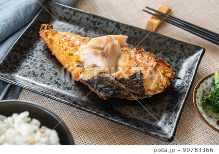 焼魚の赤魚ともち麦ご飯 90783366